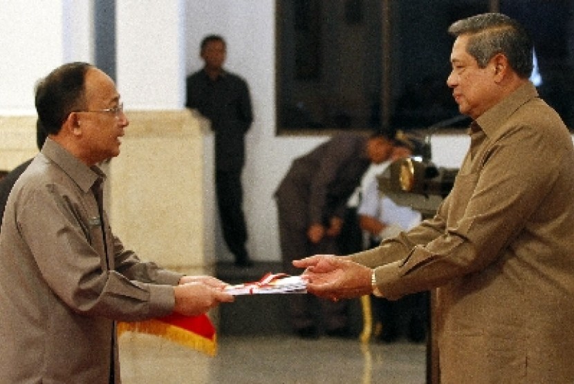 Presiden SBY menerima buku yang diserahkan Gubernur Lemhannas Budi Susilo Soepandji di Istana Negara, Rabu (14/12). 