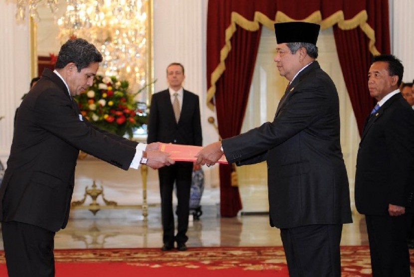 Presiden SBY menerima Surat Kepercayaan Duta Besar Luar Biasa dan Berkuasa Penuh untuk Republik Indonesia dari Dubes Republik Tunisia Mohamed Antar di Istana Merdeka.