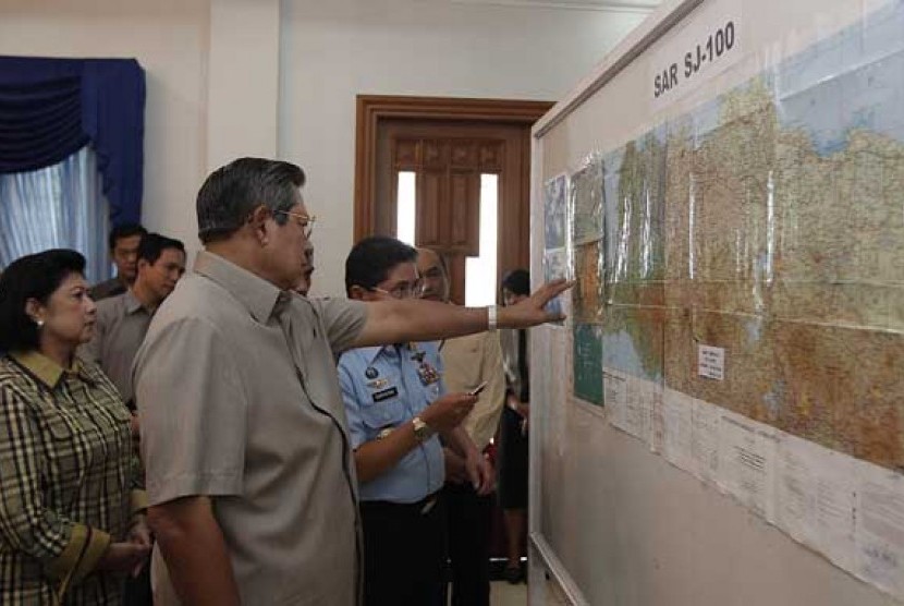  Presiden SBY mengamati peta yang menunjukkan lokasi hilangnya pesawat Sukhoi Superjet 100 di Halim Base Ops Jakarta, Kamis pagi (10/5). 