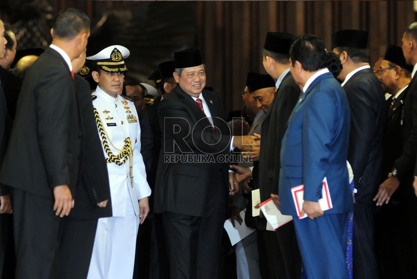 Presiden SBY menjabat tangan anggota DPR usai penyampaian Rancangan APBN 2015 dalam sidang paripurna di Ruang Rapat Paripurna I, Gedung Nusantara, Kompleks Parlemen, Jakarta, Jumat (15/8). (Republika/Aditya Pradana Putra)