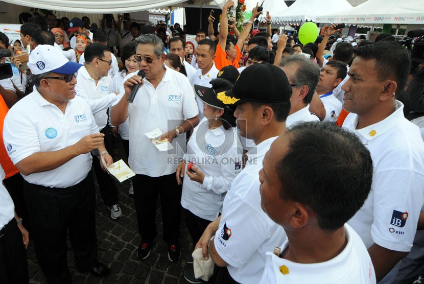   Presiden SBY menyapa warga usai meluncurkan program Gerakan Ekonomi Syariah (Gres!) di Lapangan Silang Monas, Jakarta, Ahad (17/11). (Republika/Aditya Pradana Putra)