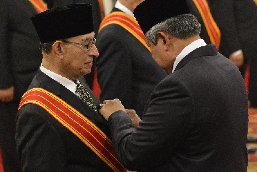 Presiden SBY menyematkan Bintang Mahaputera Adipradana kepada Alwi Shihab di Istana Negara, Jakarta, Senin (13/10).