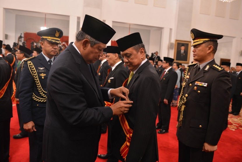 Presiden SBY saat menyematkan penghargaan Bintang Mahaputra Pradana kepada Menperin MS Hidayat di Istana Negara, Jakarta, Rabu (13/8).