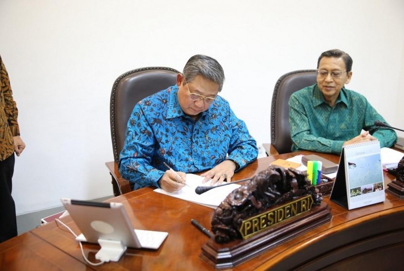 Presiden SBY tanda tangani Perppu Pilkada langsung.