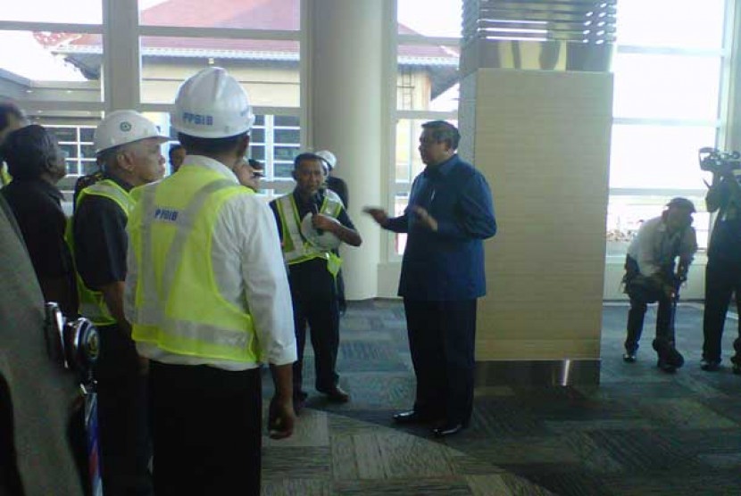 Presiden SBY tinjau perluasan bandara Internasional Ngurah Rai, Bali, Senin (25/3).