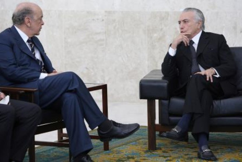 Presiden sementara Brasil Michel Temer (kanan) dan Menteri Luar Negeri Jose Sera menghadiri upacara penyerahan surat kepercayaan sejumlah diplomat baru di Istana Planaltodi Brasilia, Brasil, 25 Mei 2016.