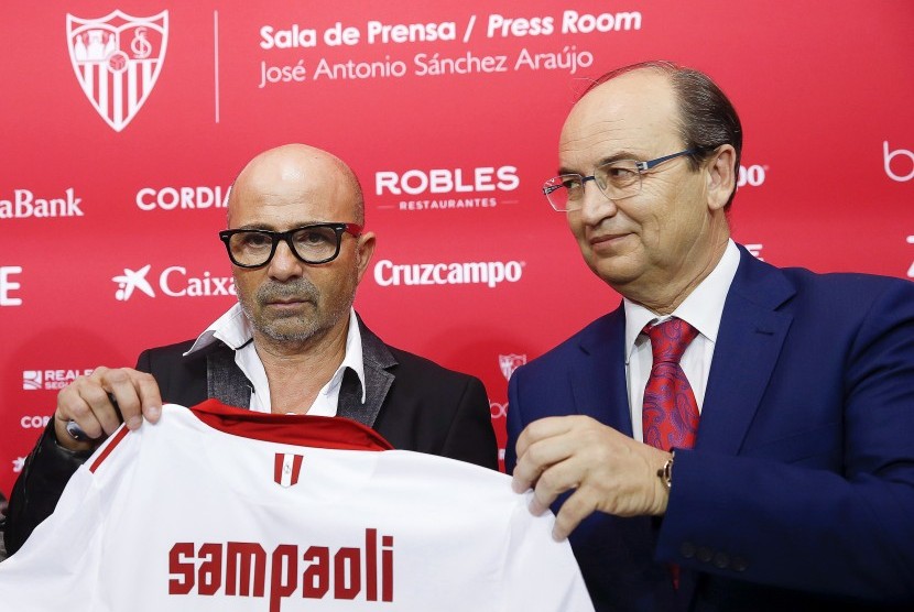 Presiden Sevilla, Jose Castro (kanan) dan pelatih Jorge Sampaoli.
