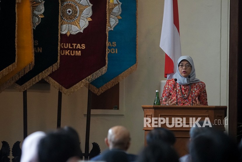 Presiden Singapura Halimah Yacob memberikan pemaparan saat Dialog Session Singapore and Indonesia : Strengthening Bridges and Progressing Together di Balai Senat, Universitas Gadjah Mada (UGM) Yogyakarta, Kamis (6/2/2020).