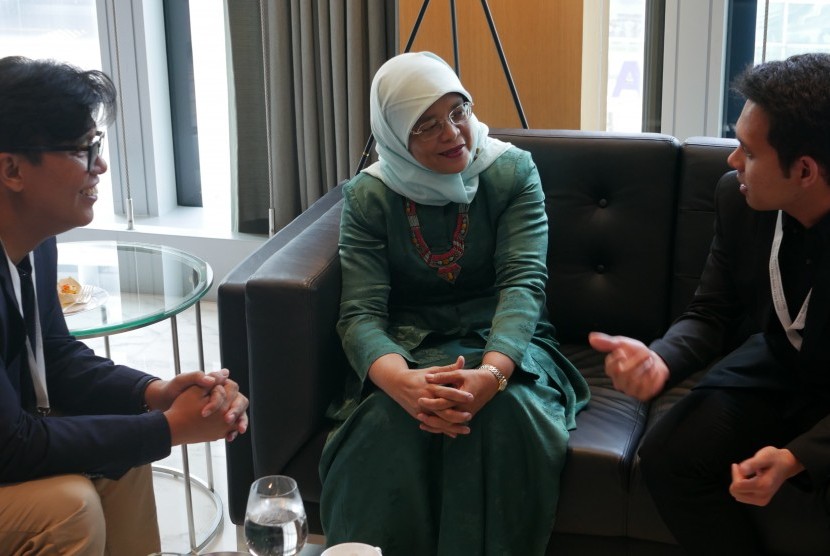 Presiden Singapura, Halimah Yacob (tengah) saat bertemu dengan sutradara film Jihad Selfie, Noor Huda Ismail (kiri) dan pemeran film Jihad Selfie, Teuku Akbar Maulana (kanan).