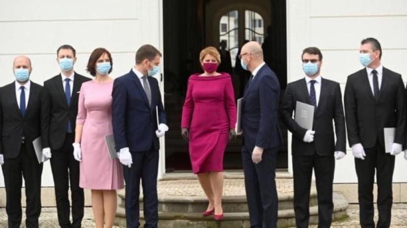 Presiden Slovakia, Zuzana Caputova memakai masker yang cocok dengan warna busana