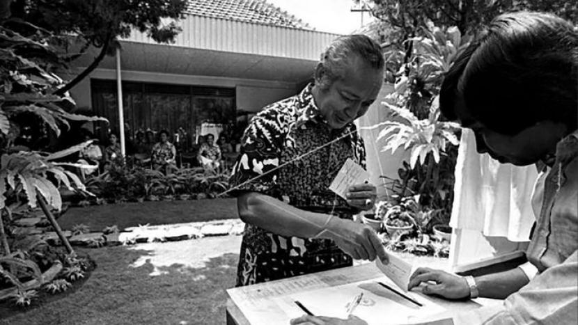 Presiden Soeharto memasukkan surat suara ke dalam kotak suara pada pemilu 1977. ANTARA/IPPHOS  Baca selengkapnya di artikel 