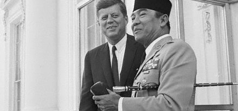 Presiden Soekarno (kanan) dan Presiden AS John F Kennedy (Kiri)