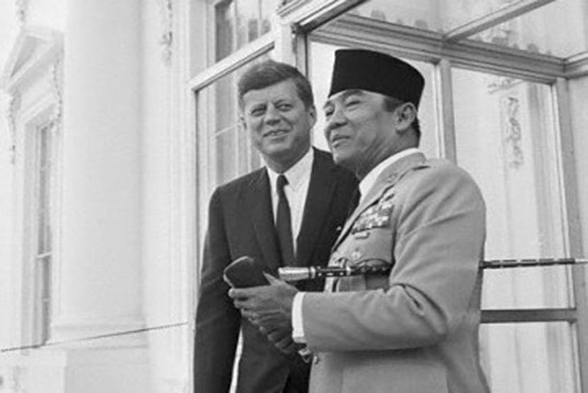 Presiden Soekarno (kanan) dan Presiden AS John F Kennedy (Kiri)