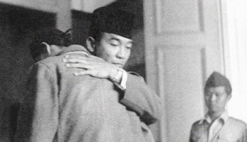 Presiden Soekarno memeluk haru Jendral Sudirman ketika pulang dari gerilya menjelang pengakuan kedualatan Ri oleh Belanda pada akhir tahun 1949.  Sudirman yang mantan guru sekolah Muhammadiyah menjadi jejak bahwa Islam dan Militer Indonesia sejak awal bersatu dan tak bisa dipisahkan dengan isu apa pun.