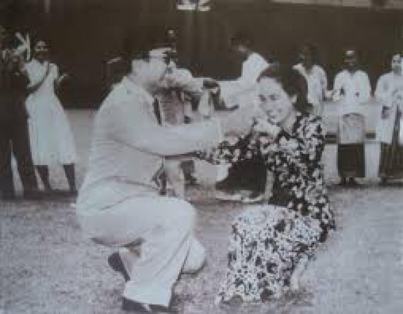 Presiden Soekarno menari lenso