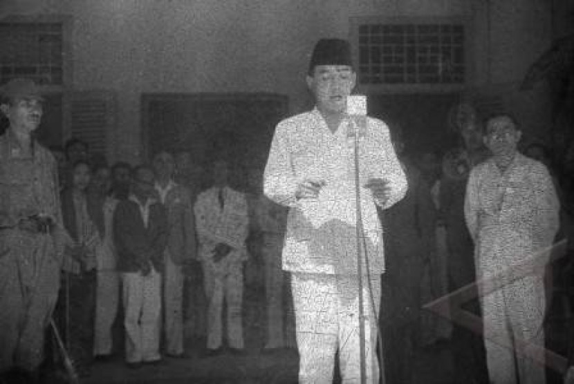 Pengunjung berada di dekat patung Soekarno, Mohammad Hatta, dan Ahmad Soebardjo di ruang pengesahan naskah Proklamasi di Museum Perumusan Naskah Proklamasi di Jalan Imam Bonjol, Jakarta, Jumat (20/4). 
