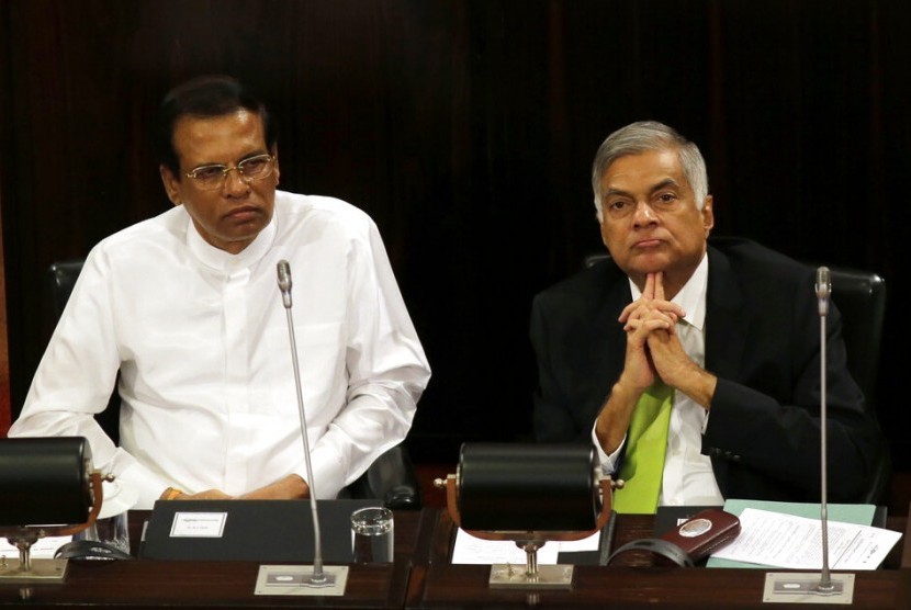 Presiden Sri Lanka Maithripala Sirisena (kiri) dan Perdana Menteri Sri Lanka  Ranil Wickremesinghe pada 3 Oktober 2017.