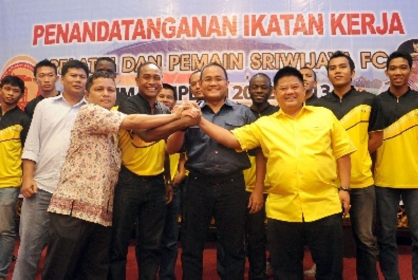 Presiden Sriwijaya FC Doddy Reza Alex bersama jajaran pemain.