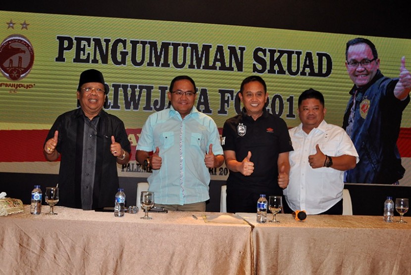 Presiden Sriwijaya FC Dodi Reza Alex dengan didampingi Manajer Ucok Hidayat, Direktur Kompetisi Augie Bunyamin dan anggota Dewan Pembina MC Baryadi mengumumkan daftar 27 pemain Sriwijaya FC yang akan memperkuat tim berjuluk Laskar Wong Kito pada Piala Presiden 2018.