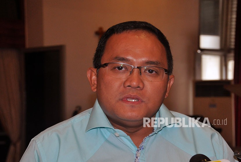 Presiden Sriwijaya FC Dodi Reza Alex yang juga Bupati Musi Banyuasin dan calon gubernur Sumatera Selatan periode 2018 – 2023 yang diusung Partai Golkar, PDI Perjuangan dan PKB.