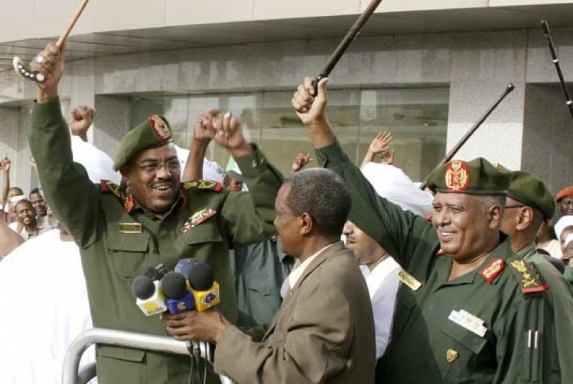 Omar al-Bashir (paling kiri)