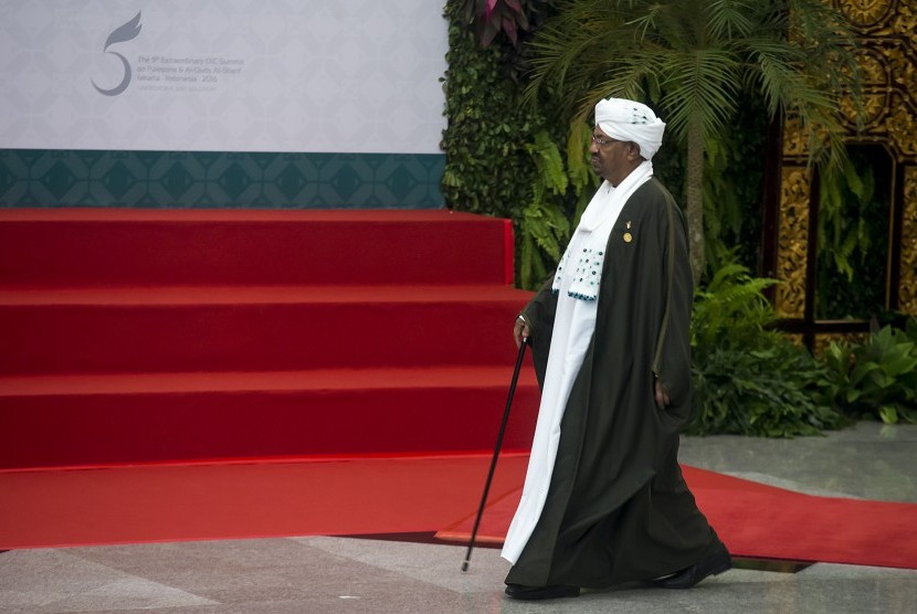 Presiden Sudan Omar Hassan Ahmad al-Bashir berjalan menuju tempat foto sesi bersama Kepala Negara dan Kepala Delegasi KTT Luar Biasa ke-5 OKI mengenai Palestina dan Al-Quds Al-Sharif di Jakarta Convention Center, Jakarta, Senin (7/3).