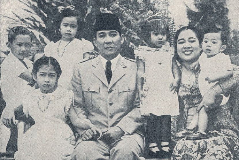 Presiden Sukarno, Fatmawai, dan keluarga pada tahun 1952.