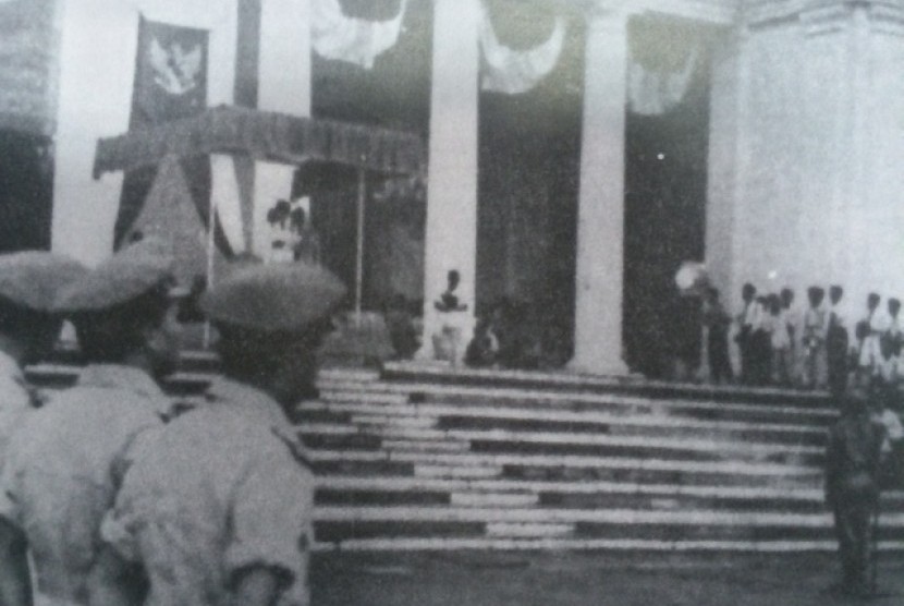Presiden Sukarno membacakan Dekrit Presiden 5 Juli 1959