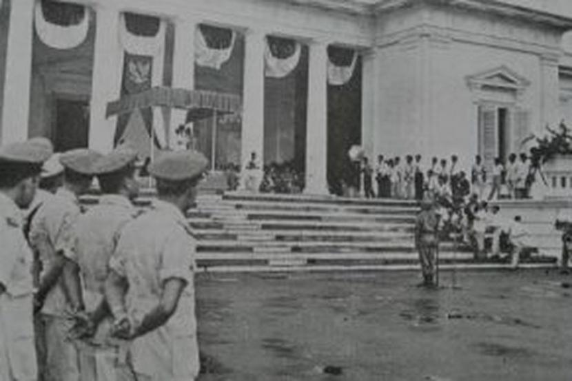 Presiden Sukarno membacakan Dekrit Presiden 5 Juli 1959 di Istana Negara.