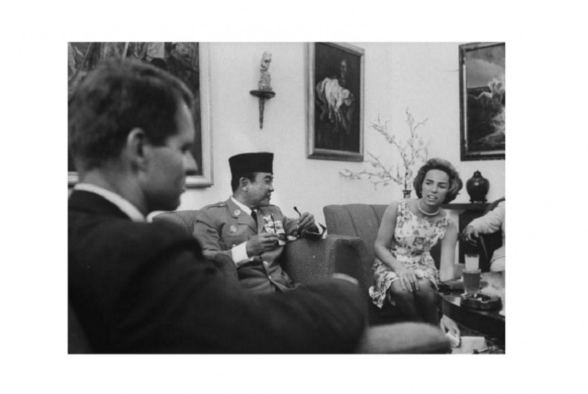 Presiden Sukarno (tengah) menerima Robert Kennedy (kiri) dan istrinya, Ethel Kennedy (kanan)