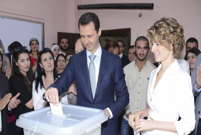 Presiden Suriah, Bashar Al Assad, bersama istrinya Asma memberikan suaranya dalam pemilihan presiden di Damaskus pada Selasa (3/6). 