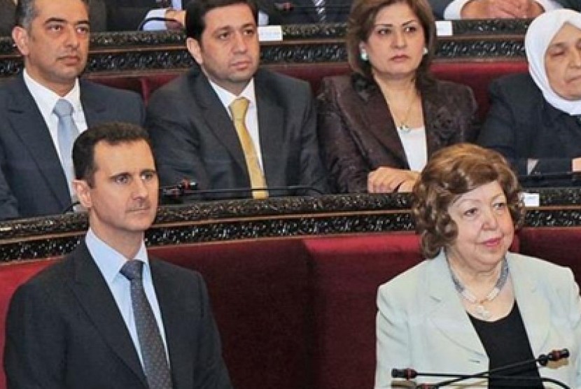 Presiden Suriah Bashar al Assad disamping Najah Attar (kanan). 