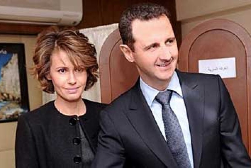 Presiden Suriah Bashar Al-Assad (kanan) dan istrinya Asma (kiri).