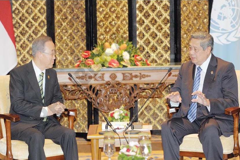Presiden Susilao Bambang Yudhoyono (kanan) Berbincang dengan sekjen PBB Ban KI-moon saat bertemu di Nusa Dua ,Bali, Kamis (28/8). 