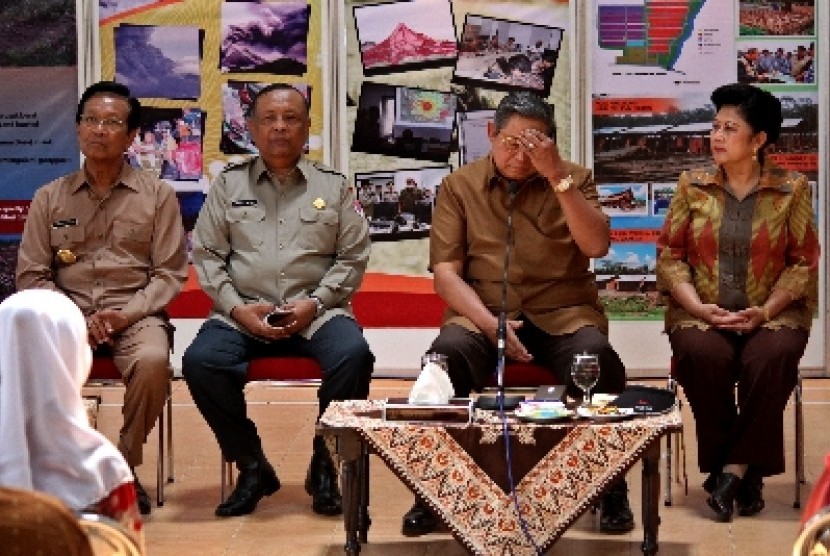 Presiden Susilo Bambang Yudhoyono (2 kanan) beserta Ibu Negara Ani Yudhoyono (kanan), Gubernur DIY, Sri Sultan Hamengku Buwono X (kiri), dan Kepala Badan Nasional Penanggulangan Bencana (BNPB), Syamsul Maarif (2 kiri) berdialog dengan warga di Gedung Serba