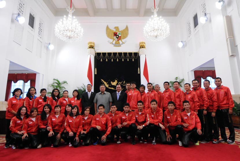 Presiden Susilo Bambang Yudhoyono berfoto bersama kontingen bulu tangkis Indonesia