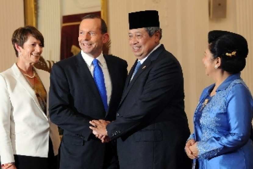 Presiden Susilo Bambang Yudhoyono berjabat tangan dengan Perdana Menteri Australia yang baru saja dilantik, Tony Abbott di Istana Merdeka, Jakarta, Senin (30/9).