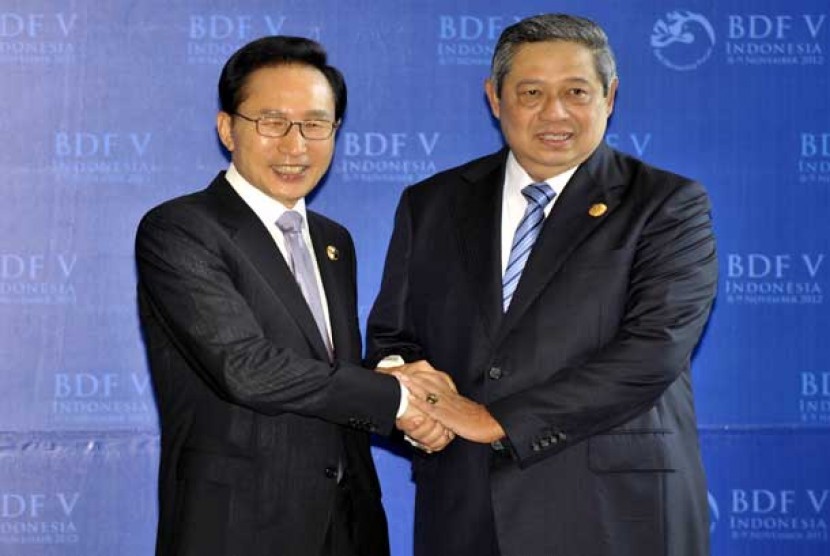  Presiden Susilo Bambang Yudhoyono berjabat tangan dengan Presiden Korea Selatan, Lee Myung Bak (kiri) di Nusa Dua, Bali, Kamis (8/11). 