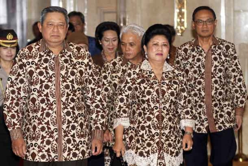   Presiden Susilo Bambang Yudhoyono berjalan bersama Ibu Negara Ani Yudhoyono, Menko Perekonomian Hatta Rajasa dan Ketua Umum Kadin Suryo Bambang Sulisto (kanan) sebelum membuka Rapimnas Kadin di Jakarta, Selasa (2/10). 