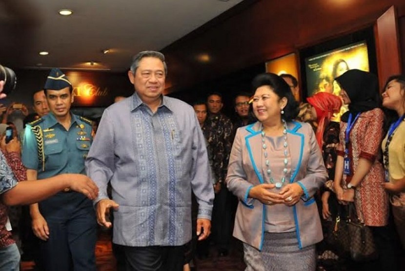 Presiden Susilo Bambang Yudhoyono bersama Ibu Ani Yudhoyono usai menyaksikan film 99 Cahaya di Langit Eropa Part 1