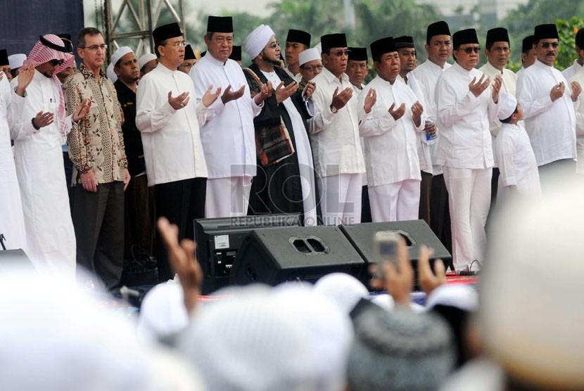  Presiden Susilo Bambang Yudhoyono bersama jajarannya menghadiri zikir akbar Majelis Rasulullah memperingati Maulid Nabi Muhammad SAW di kawasan Silang Monas, Jakarta Pusat, Kamis (24/1). (Republika/Aditya Pradana Putra )
