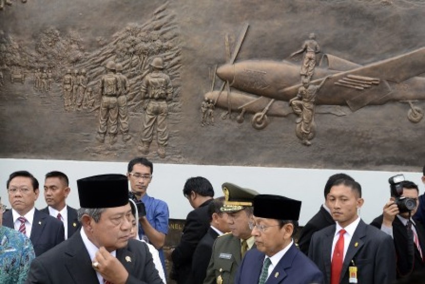 Presiden Susilo Bambang Yudhoyono bersama Wapres Boediono meresmikan Monumen Perjuangan Mempertahankan NKRI di Mabes TNI Cilangkap, Jakarta, Senin (22/7). Pembangunan monumen seluas 6 ribu meter persegi tersebut bertujuan mengenang perjuangan pahlawan dala