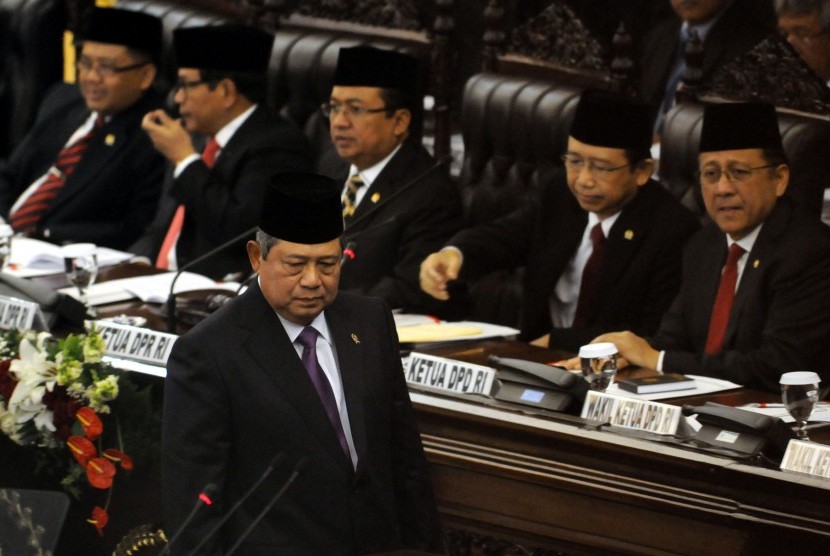 Presiden Susilo Bambang Yudhoyono bersiap memberikan pidato dalam Sidang Bersama DPR dan DPD 2014 di Ruang Rapat Nusantara, Kompleks Parlemen, Senayan, Jakarta, Jumat (15/8). 