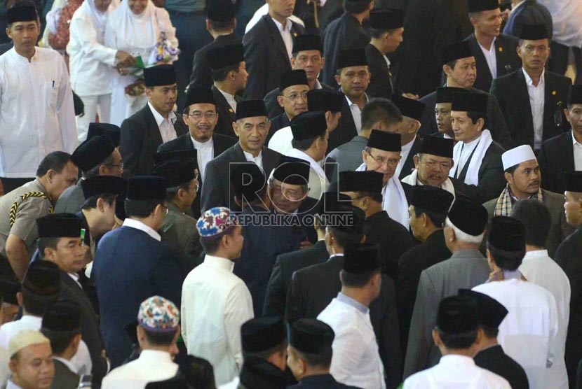  Presiden Susilo Bambang Yudhoyono bersilaturahmi dengan  menteri kabinet Indonesia Bersatu usai melaksanakan Shalat Ied di Masjid Istiqlal, Jakarta, Kamis (8/8).  (Republika/Agung Supriyanto)