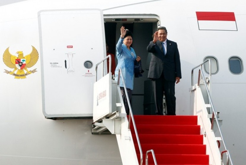 Presiden Susilo Bambang Yudhoyono dan Ibu Ani berangkat ke Mongolia dan Rusia, Rabu (5/9) dari Halim Perdanakusumah, Jakarta. (Antara/Widodo S. Jusuf).