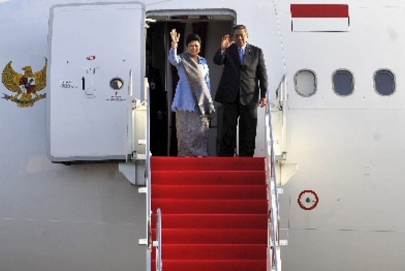  Presiden Susilo Bambang Yudhoyono dan Ibu Negara Ani Yudhoyono melambaikan tangan saat bertolak menuju Monrovia, Liberia di Bandara Halim Perdanakusuma, Jakarta, Rabu (30/1).