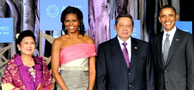 Presiden Susilo Bambang Yudhoyono dan Ibu Negara Ani Yudhoyono berfoto bersama tuan rumah Presiden AS Barack Obama dan Ibu Negara AS, Michel Obama saat menghadiri jamuan makan malam pada KTT CEO APEC, di Hawaii, AS, Ahad (13/11) lalu.