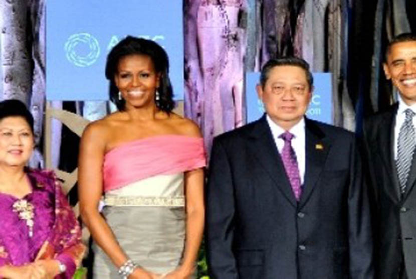 Presiden Susilo Bambang Yudhoyono dan Ibu Negara Ani Yudhoyono berfoto bersama tuan rumah Presiden AS Barack Obama dan Ibu Negara AS, Michel Obama saat menghadiri jamuan makan malam pada KTT CEO APEC, di Hawaii, AS, Ahad (13/11) lalu.