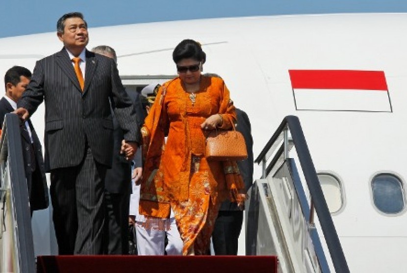Presiden Susilo Bambang Yudhoyono dan ibu negara tiba di bandara Vladivostok, Rusia,  Jumat (7/9/2012) untuk mengikuti KTT APEC 2012.