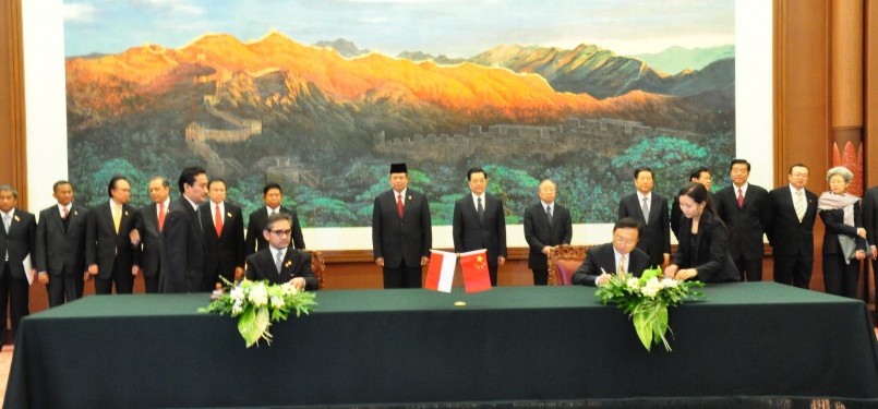 Presiden Susilo Bambang Yudhoyono dan Presiden Hu Jintao menyaksikan Menlu Marty Natalegawa dan Menlu Cina menandatangani nota kesepahaman kerja sama investasi.